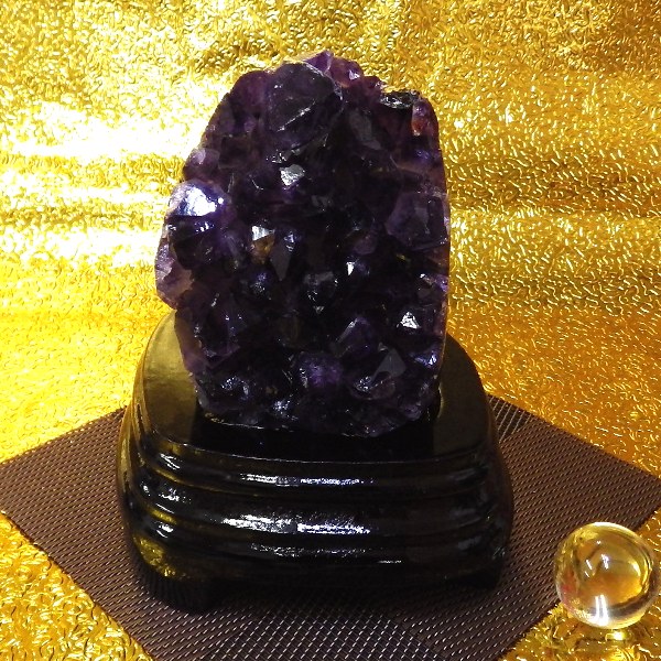 【プレミアクラス】アメジスト原石クラスター（重さ586g 高さ約12.5cm 横幅約11cm 奥行約12cm） ウルグアイ産【台座付き】