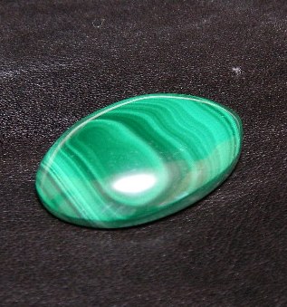 【御守りの定番】孔雀石（マラカイト）カボション（最高品質クラス 完全天然石・40mm×30mm 厚さ6mm 約16g 持ち歩き用袋付）