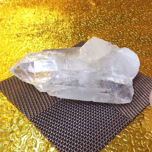 【プレミアクラス】水晶原石クラスター 中型サイズ（重さ264g 高さ約5.5cm 横幅約9cm 奥行約7.2cm ブラジル産）【台座なし】完全天然石