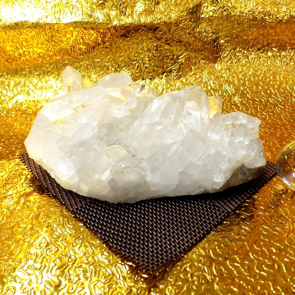 【プレミアクラス】水晶原石クラスター 中型サイズ（重さ433g 高さ約5cm 横幅約12cm 奥行約8cm ブラジル産）【台座なし】完全天然石