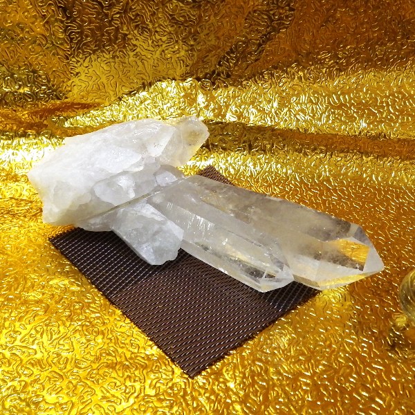 【プレミアクラス】水晶原石クラスター 中型サイズ（重さ481g 高さ約5.1cm 横幅約16.5cm 奥行約8.3cm ブラジル産）完全天然石