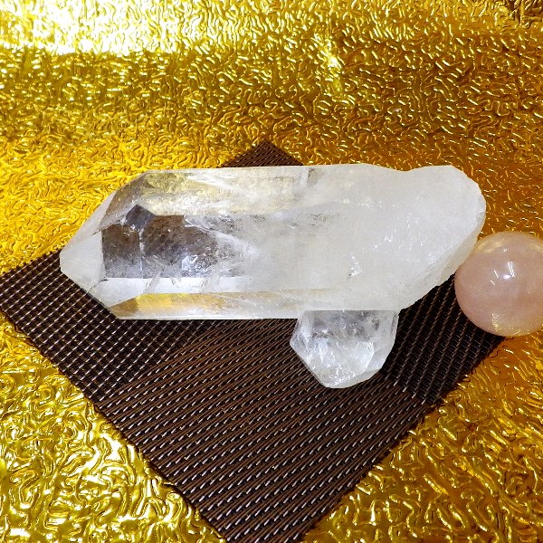 【プレミアクラス】水晶原石クラスター 小型サイズ（重さ195g 高さ約4cm 横幅約9.8cm 奥行約6cm ブラジル産）完全天然石　