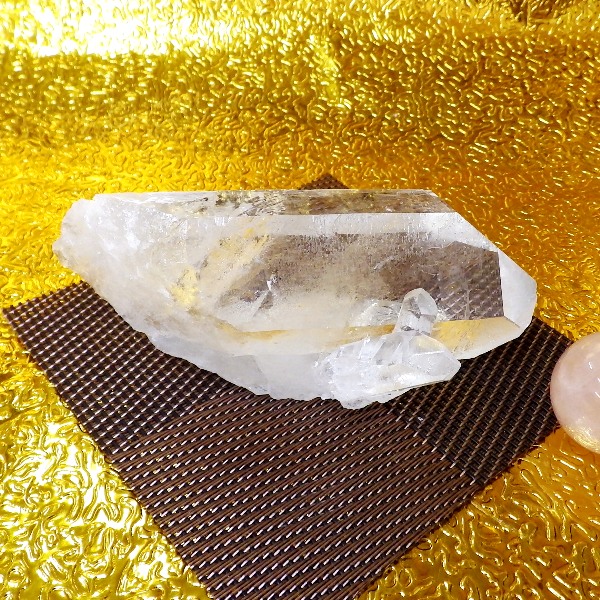 【プレミアクラス】水晶原石クラスター 小型サイズ（重さ180g 高さ約5cm 横幅約10.3cm 奥行約4cm ブラジル産）完全天然石