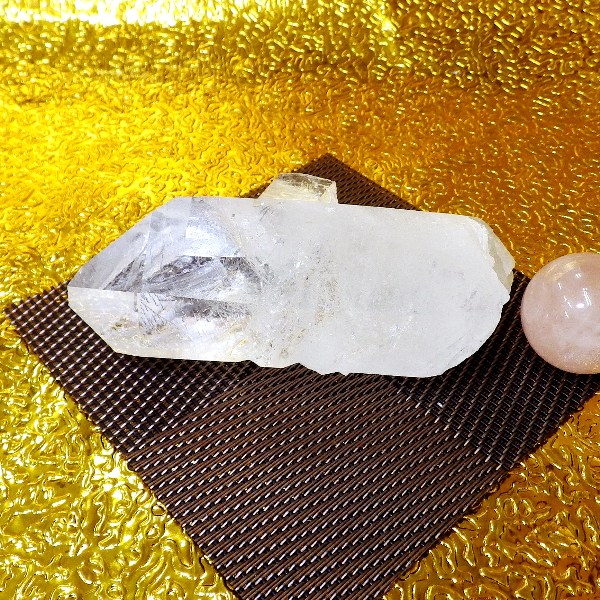 【プレミアクラス】水晶原石クラスター 小型サイズ（重さ166g 高さ約3.3cm 横幅約9.5cm 奥行約5cm ブラジル産）完全天然石