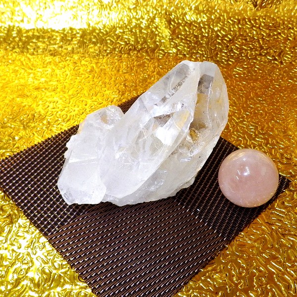 【プレミアクラス】水晶原石クラスター 小型サイズ（重さ165g 高さ約6.5cm 横幅約6.8cm 奥行約8cm ブラジル産）完全天然石