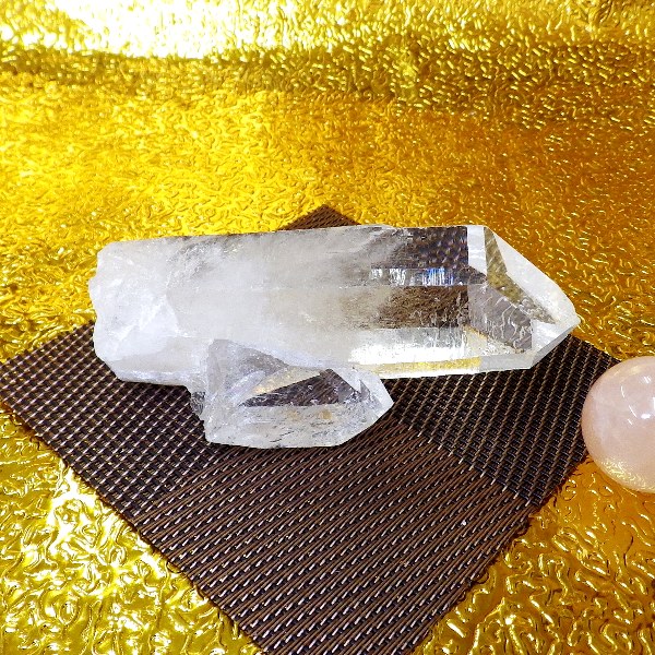 【プレミアクラス】水晶原石クラスター 小型サイズ（重さ148g 高さ約3.7cm 横幅約9.6cm 奥行約4.3cm ブラジル産）完全天然石