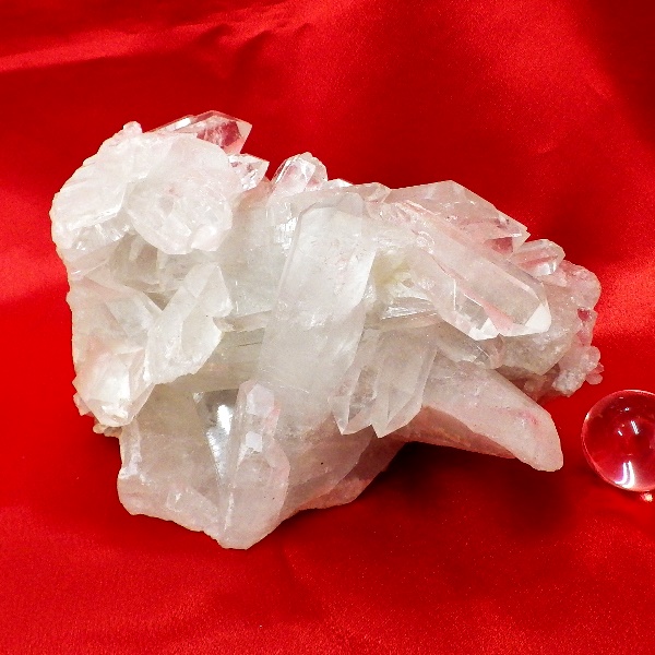 【スタンダードクラス】水晶原石クラスター 特大サイズ（重さ1247g 高さ約8.2cm 横幅約14.5cm 奥行約10.5cm ブラジル産）【台座なし】