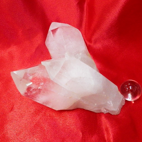 【スタンダードクラス】水晶原石クラスター 大型サイズ（重さ743g 高さ約6.5cm 横幅約13.5cm 奥行約12.5cm ブラジル産）【台座なし】