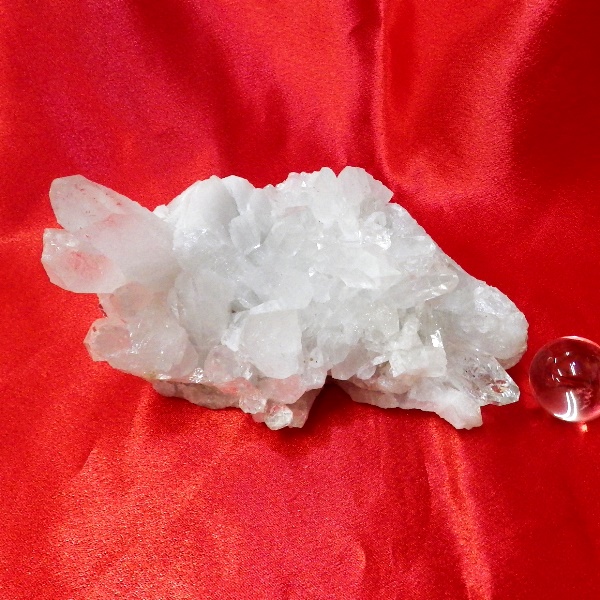 【スタンダードクラス】水晶原石クラスター 大型サイズ（重さ726g 高さ約8.5cm 横幅約13.5cm 奥行約9cm ブラジル産）【台座なし】