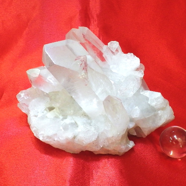 【スタンダードクラス】水晶原石クラスター 大型サイズ（重さ936g 高さ約9.5cm 横幅約14cm 奥行約8.5cm ブラジル産）【台座なし】