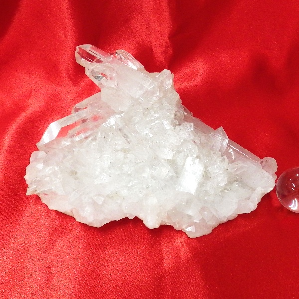 【スタンダードクラス】水晶原石クラスター 大型サイズ（重さ685g 高さ約6.8cm 横幅約15.5cm 奥行約12cm ブラジル産）【台座なし】