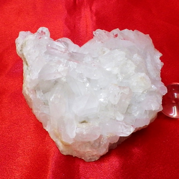 【スタンダードクラス】水晶原石クラスター 大型サイズ（重さ644g 高さ約6.5cm 横幅約11cm 奥行約10cm ブラジル産）【台座なし】