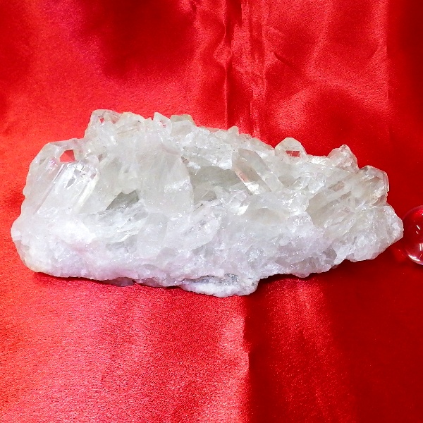 【スタンダードクラス】水晶原石クラスター 大型サイズ（重さ877g 高さ約5.8cm 横幅約15.5cm 奥行約9.1cm ブラジル産）【台座なし】