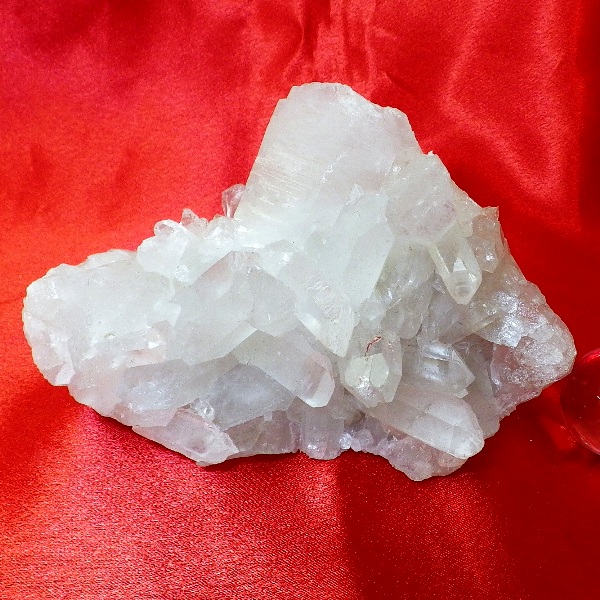 【スタンダードクラス】水晶原石クラスター 大型サイズ（重さ516g 高さ約7.5cm 横幅約12cm 奥行約8.7cm ブラジル産）【台座なし】
