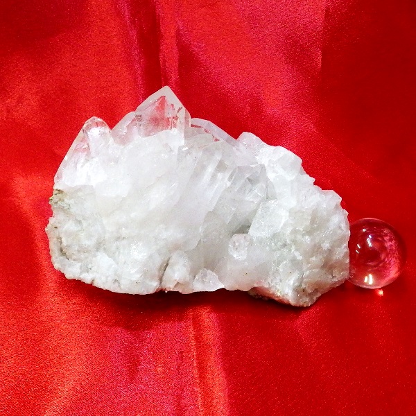 【スタンダードクラス】水晶原石クラスター 中型サイズ（重さ456g 高さ約6.5cm 横幅約10.5cm 奥行約8cm ブラジル産）【台座なし】