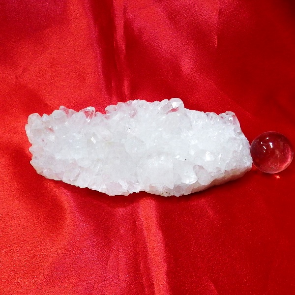 【スタンダードクラス】水晶原石クラスター 中型サイズ（重さ447g 高さ約4cm 横幅約4.5cm 奥行約8.5cm ブラジル産）【台座なし】