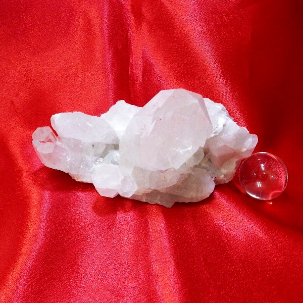 【スタンダードクラス】水晶原石クラスター 中型サイズ（重さ425g 高さ約6.5cm 横幅約12cm 奥行約7cm ブラジル産）【台座なし】