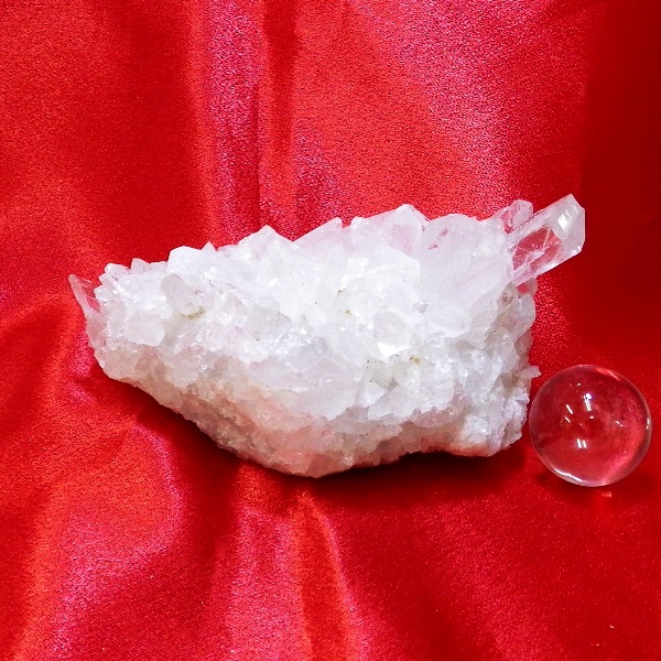 【スタンダードクラス】水晶原石クラスター 中型サイズ（重さ369g 高さ約6cm 横幅約10.8cm 奥行約8cm ブラジル産）【台座なし】