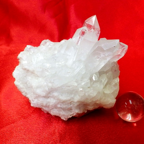 【スタンダードクラス】水晶原石クラスター 中型サイズ（重さ455g 高さ約8.1cm 横幅約9.5cm 奥行約6.8cm ブラジル産）【台座なし】