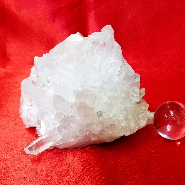 【スタンダードクラス】水晶原石クラスター 中型サイズ（重さ445g 高さ約7.1cm 横幅約9.3cm 奥行約7.8cm ブラジル産）【台座なし】