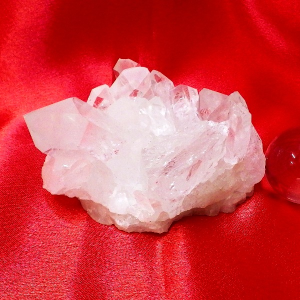 【スタンダードクラス】水晶原石クラスター 小型サイズ（重さ171g 高さ約3.5cm 横幅約6.3cm 奥行約7cm ブラジル産）