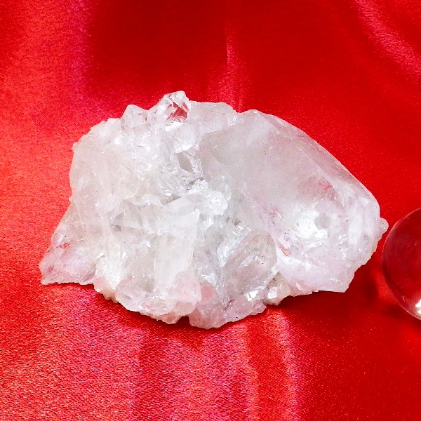 【スタンダードクラス】水晶原石クラスター 小型サイズ（重さ152g 高さ約4cm 横幅約7.5cm 奥行約5.5cm ブラジル産）