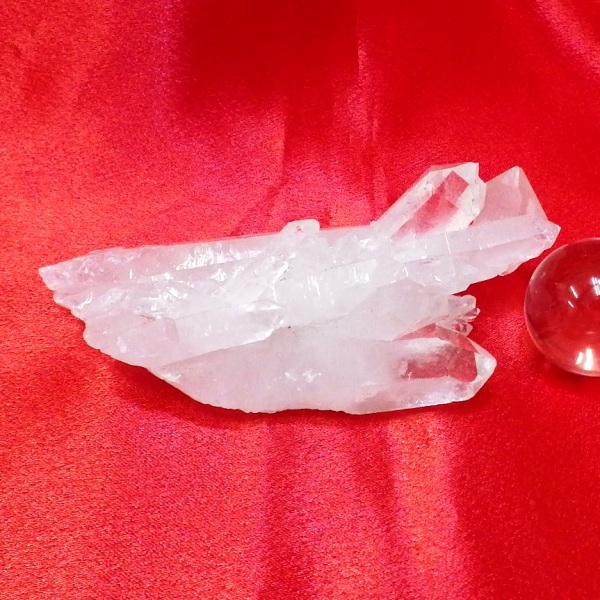 【スタンダードクラス】水晶原石クラスター 小型サイズ（重さ117g 高さ約3cm 横幅約10cm 奥行約5.3cm ブラジル産）