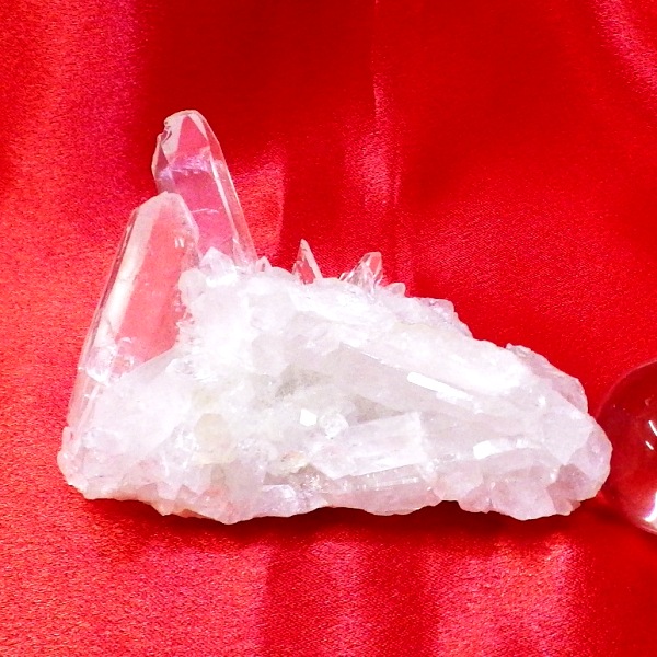 【スタンダードクラス】水晶原石クラスター 小型サイズ（重さ113g 高さ約4.5cm 横幅約7.5cm 奥行約5.3cm ブラジル産）