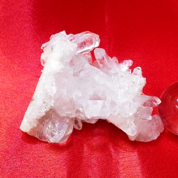 【スタンダードクラス】水晶原石クラスター 小型サイズ（重さ106g 高さ約4cm 横幅約6.5cm 奥行約5.5cm ブラジル産）