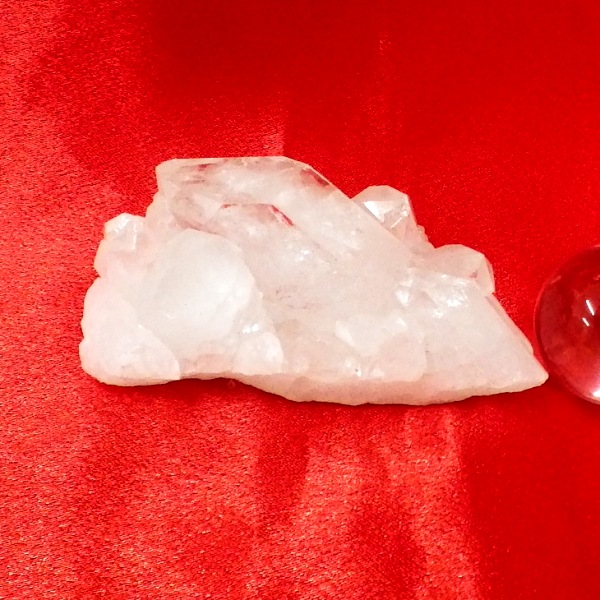 【スタンダードクラス】水晶原石クラスター 小型サイズ（重さ103g 高さ約3cm 横幅約7cm 奥行約4.5cm ブラジル産）