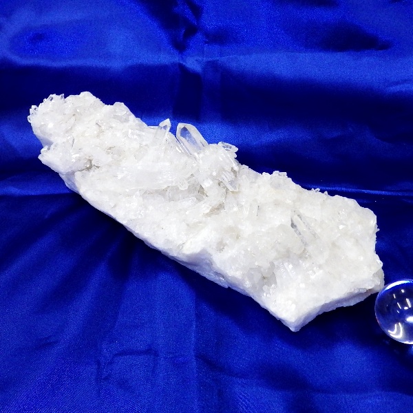 【Ｂクラス】水晶原石クラスター 大型サイズ（重さ787g 高さ約6cm 横幅約21.5cm 奥行約8cm ブラジル産 完全天然石）