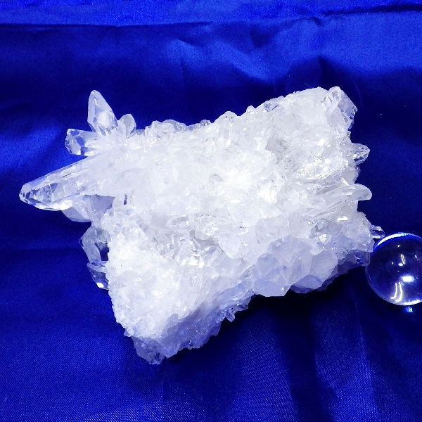 【Ｂクラス】水晶原石クラスター 大型サイズ（重さ642g 高さ約7cm 横幅約13cm 奥行約10cm ブラジル産 完全天然石）