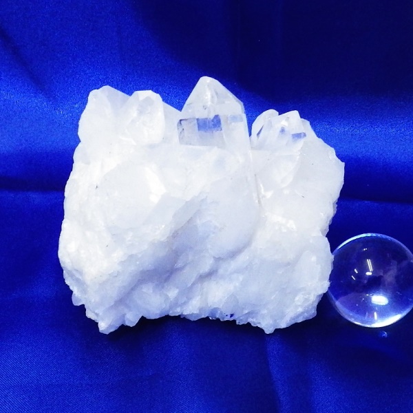 【Ｂクラス】水晶原石クラスター 中型サイズ（重さ382g 高さ約6.8cm 横幅約8cm 奥行約6.5cm ブラジル産 【台座なし】完全天然石）