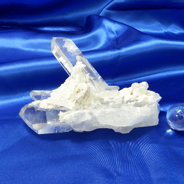 【Ｂクラス】水晶原石クラスター 中型サイズ（重さ468g 高さ約7cm 横幅約14cm 奥行約7.5cm ブラジル産 完全天然石 写真現品販売）