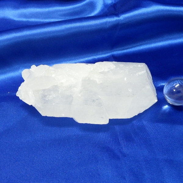 【Ｂクラス】水晶原石クラスター 中型サイズ（重さ440g 高さ約3.5cm 横幅約13cm 奥行約10cm ブラジル産 完全天然石 写真現品販売）