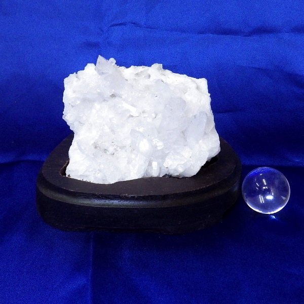 【Ｂクラス】水晶原石クラスター 中型サイズ（重さ421g 高さ約5cm 横幅約11.5cm 奥行約5cm ブラジル産 台座付き）