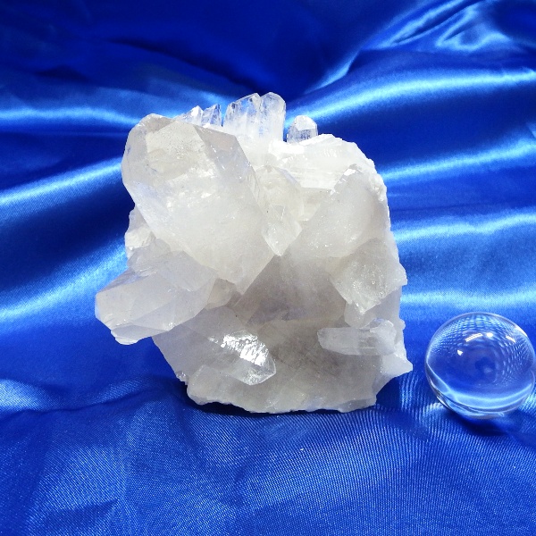【Ｂクラス】水晶原石クラスター 中型サイズ（重さ399g 高さ約7.5cm 横幅約7.5cm 奥行約8cm ブラジル産 完全天然石 写真現品販売）