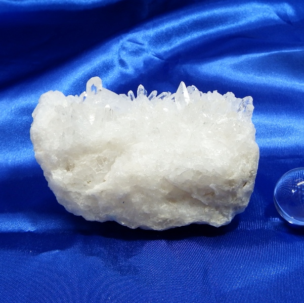【Ｂクラス】水晶原石クラスター 中型サイズ（重さ370g 高さ約3cm 横幅約10cm 奥行約6cm ブラジル産 完全天然石 写真現品販売）
