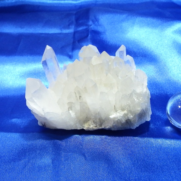 【Ｂクラス】水晶原石クラスター 中型サイズ（重さ276g 高さ約4.5cm 横幅約8cm 奥行約7cm ブラジル産 完全天然石 写真現品販売）