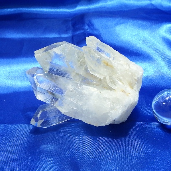 【Ｂクラス】水晶原石クラスター 中型サイズ（重さ258g 高さ約6cm 横幅約8.5cm 奥行約5.5cm ブラジル産 完全天然石 写真現品販売）