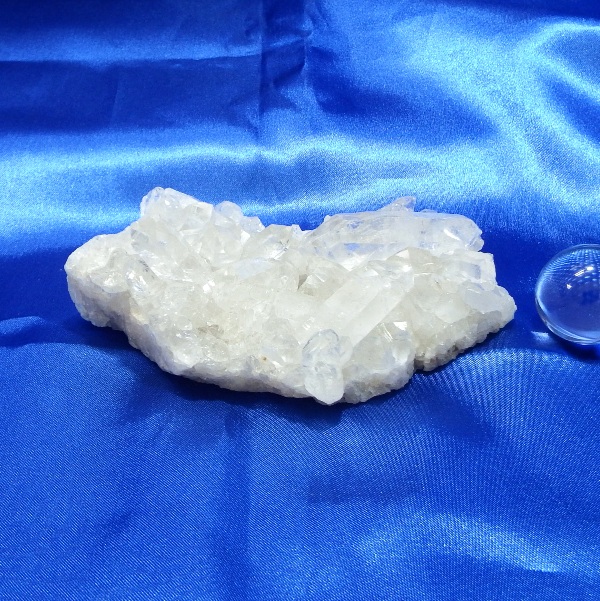【Ｂクラス】水晶原石クラスター 中型サイズ（重さ250g 高さ約4cm 横幅約11.5cm 奥行約7.2cm ブラジル産 完全天然石 写真現品販売）