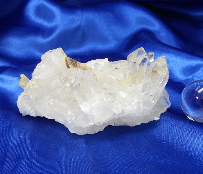 【Ｂクラス】水晶原石クラスター 小型サイズ（重さ184g 高さ約4cm 横幅約9.5cm 奥行約5.5cm ブラジル産 【台座なし】　完全天然石）