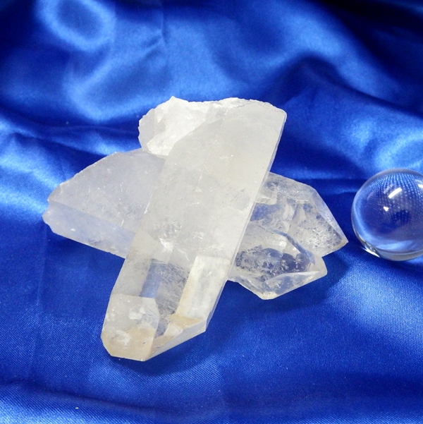 【Ｂクラス】水晶原石クラスター 小型サイズ（重さ180g 高さ約4.5cm 横幅約8cm 奥行約7cm ブラジル産 【台座なし】　完全天然石）