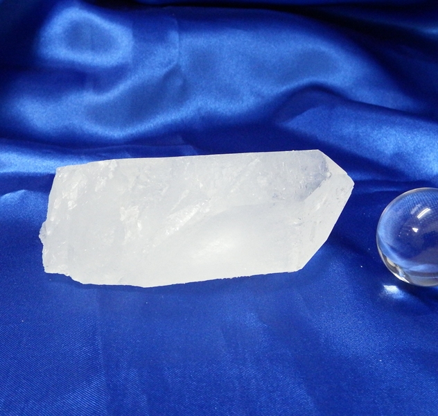 【Ｂクラス】水晶原石クラスター 小型サイズ（重さ177g 高さ約3.5cm 横幅約8.5cm 奥行約5cm ブラジル産 【台座なし】　完全天然石）