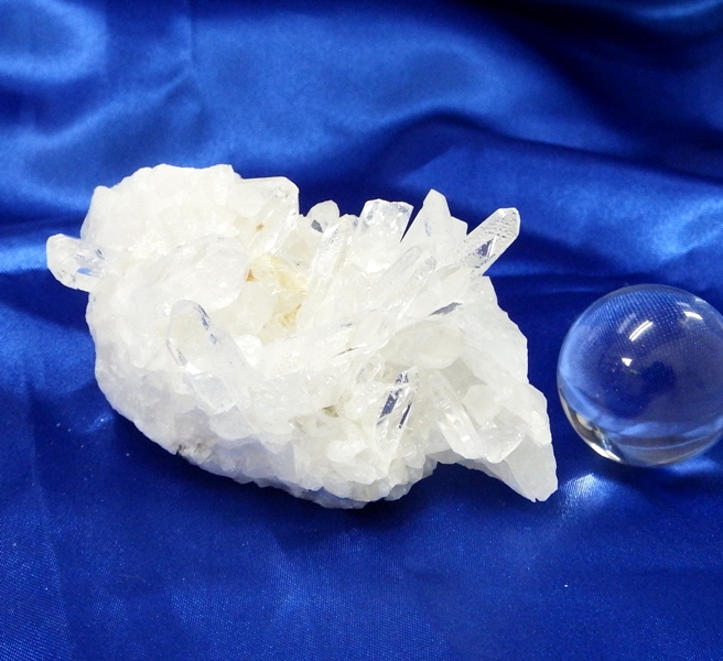 【Ｂクラス】水晶原石クラスター 小型サイズ（重さ166g 高さ約5cm 横幅約6cm 奥行約4cm ブラジル産 【台座なし】　完全天然石）