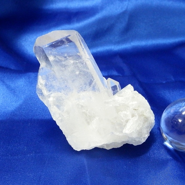 【Ｂクラス】水晶原石クラスター 小型サイズ（重さ84g 高さ約4.5cm 横幅約5.5cm 奥行約4cm ブラジル産 完全天然石）