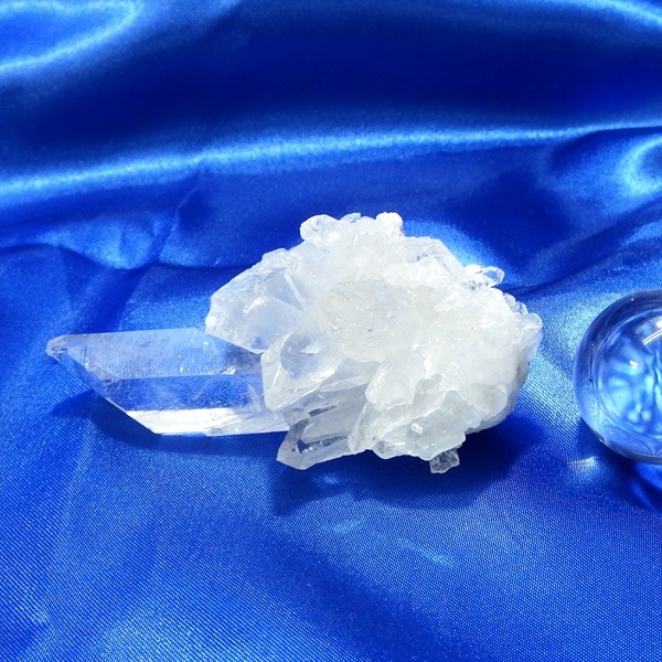 【Ｂクラス】水晶原石クラスター 小型サイズ（重さ62g 高さ約2.5cm 横幅約7cm 奥行約4cm ブラジル産 完全天然石）