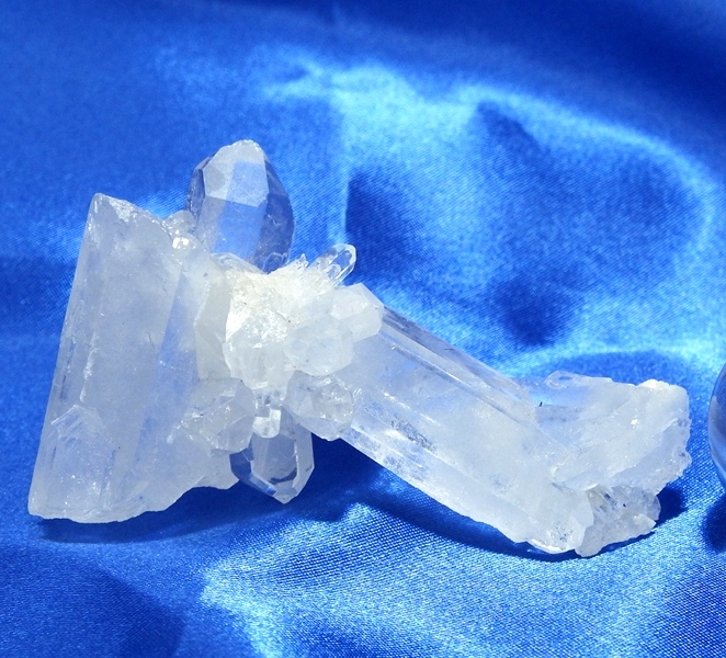 【Ｂクラス】水晶原石クラスター 小型サイズ（重さ58g 高さ約3.5cm 横幅約7cm 奥行約3.5cm ブラジル産 完全天然石）